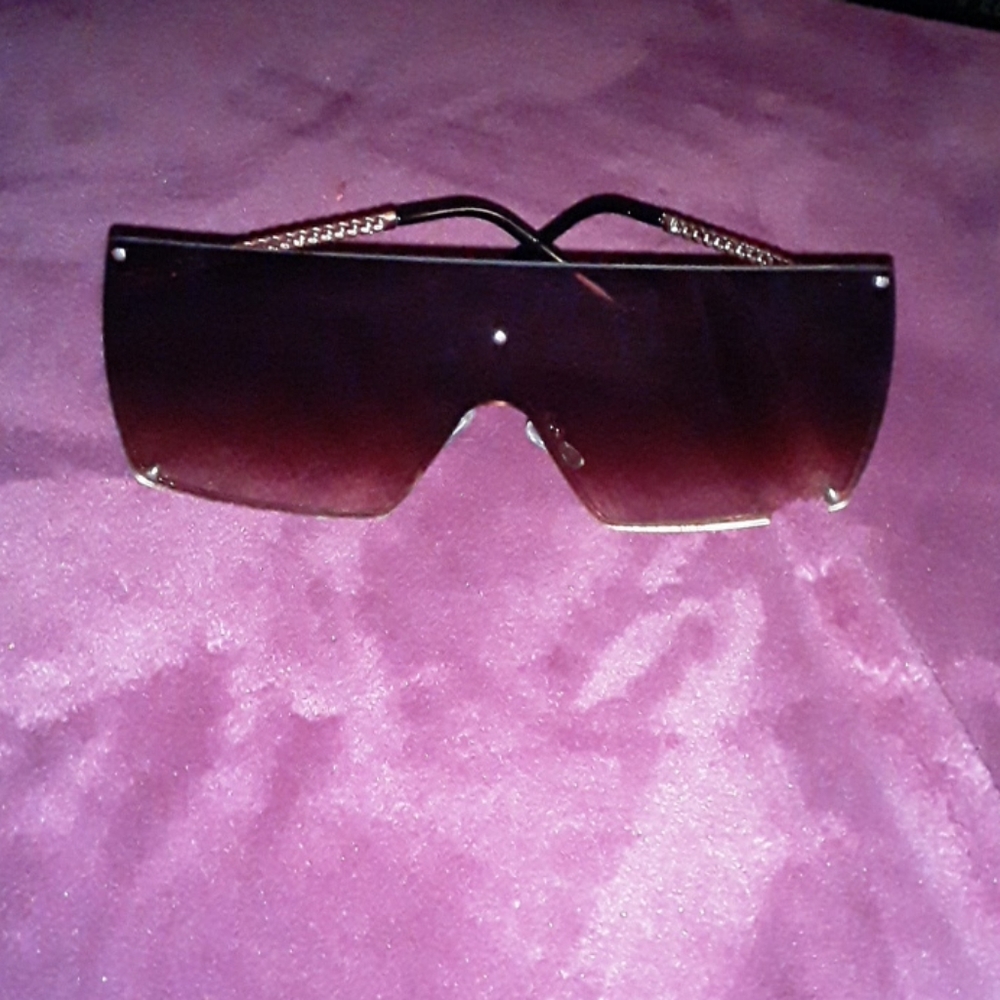 Brand new women's sunglasses w case